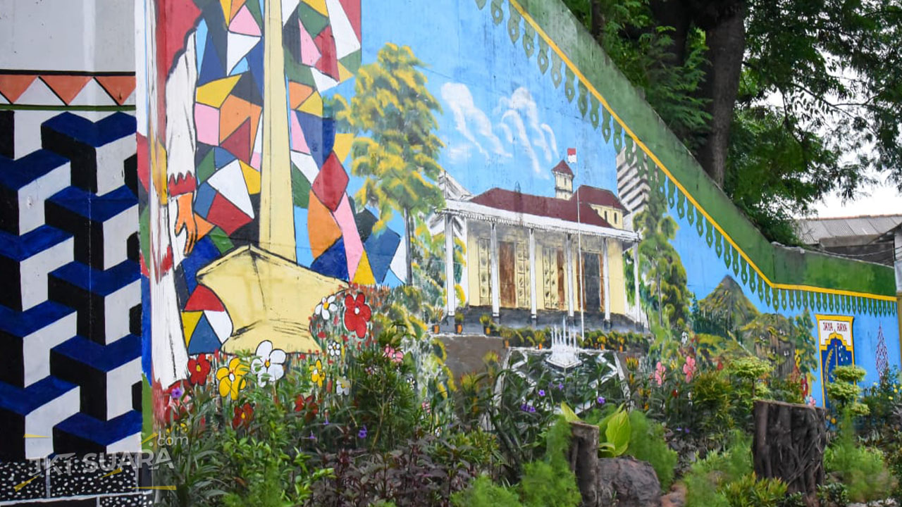 Mural Hiasi Kolong Flyover Kampung Melayu dengan Tema Toleransi