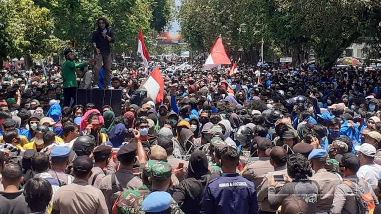 Mahasiswa dan Polisi Terlibat Saling Dorong Dalam Aksi Demo Tolak Izin Tambang