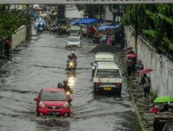 Curah Hujan Tinggi Sebabkan Banjir dan Longsor di Bandung