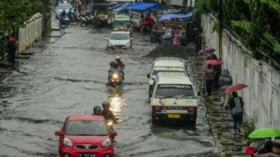 Curah Hujan Tinggi Sebabkan Banjir dan Longsor di Bandung