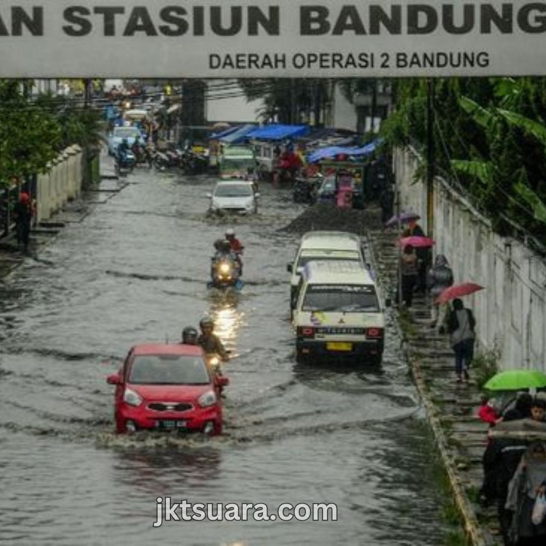 Curah Hujan Tinggi Sebabkan Banjir dan Longsor di Bandung